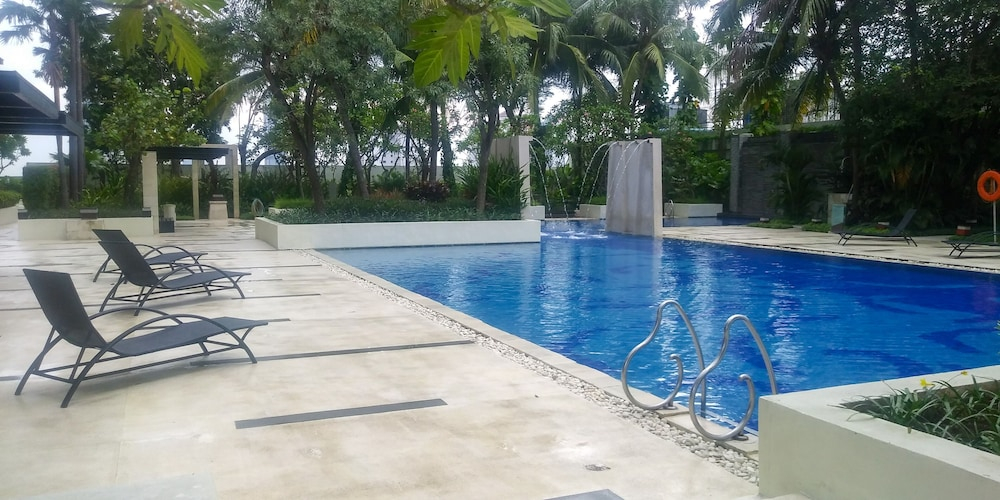 Pool, Spacious 2Br At The Via And The Vue Apartment Surabaya, Surabaya