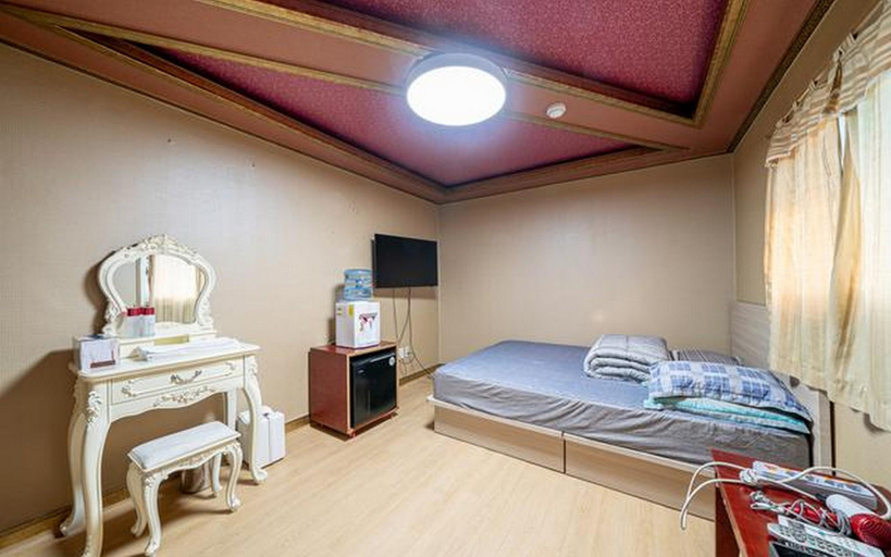 Bedroom 2, Incheon (Juan) Shiri, Nam