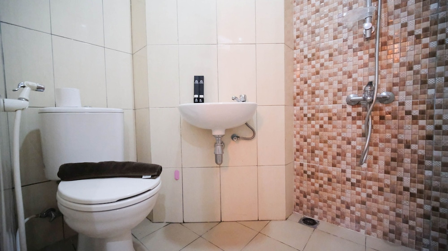 Bathroom 3, Minimalist And Beautiful 1Br With Extra Room At Pavilion Permata Apartment, Surabaya