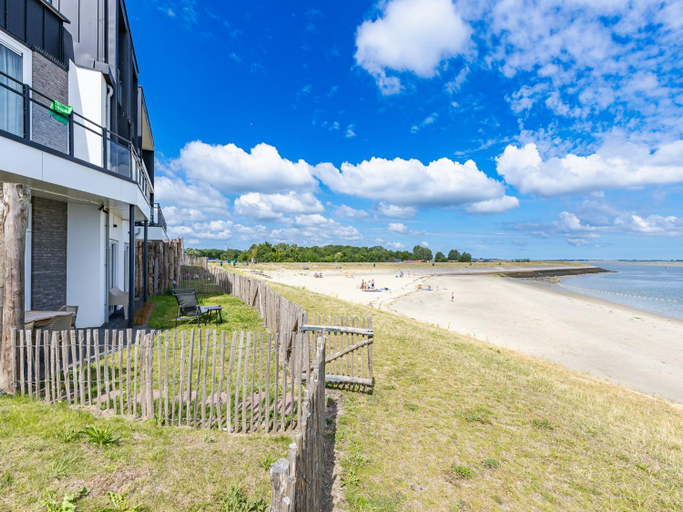 Others 5, Holiday Home Sint-Annaland near Zeeland Beach, Tholen