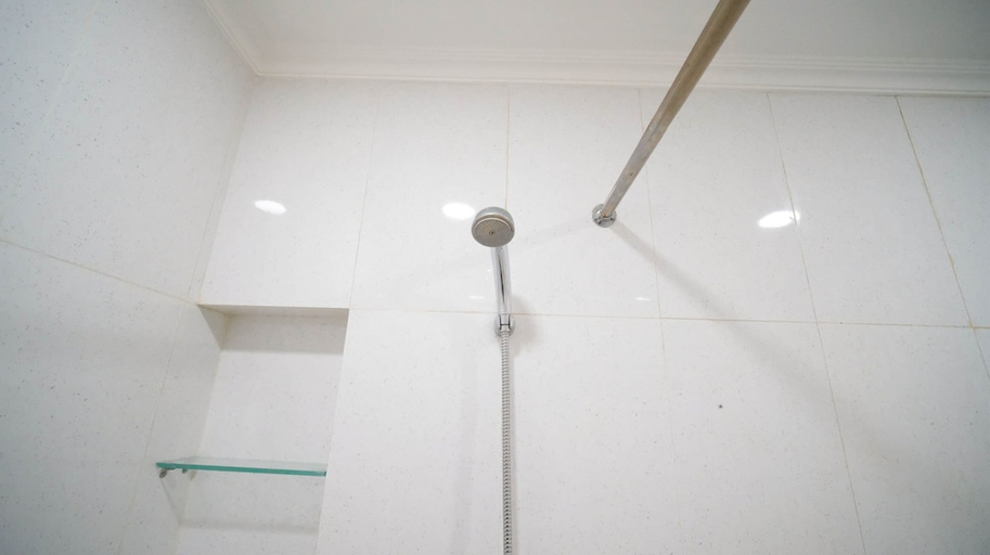 Bathroom 2, Homey 2Br With Extra Room At Taman Beverly Apartment, Surabaya