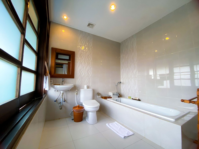 Bathroom 4, Desamuda Village, Badung