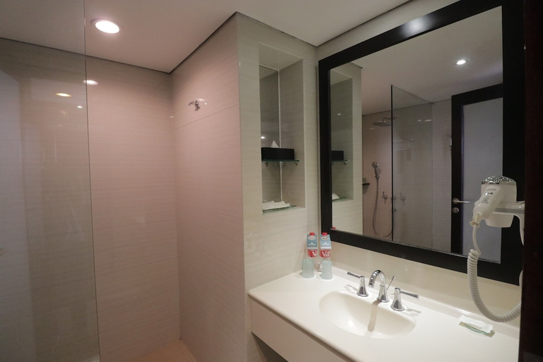 Bathroom 4, Hotel Santika Cirebon, Cirebon