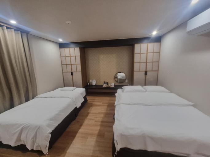 Bedroom 2, DongBaek Hotel Okpo, Geoje
