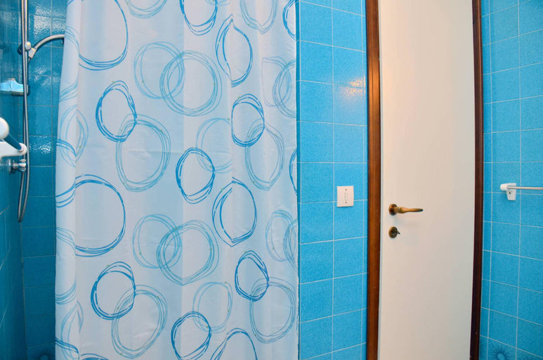 Bathroom 2, Cozy Two-room flat 100 metres from Bibione beach - By Beahost Rentals, Venezia