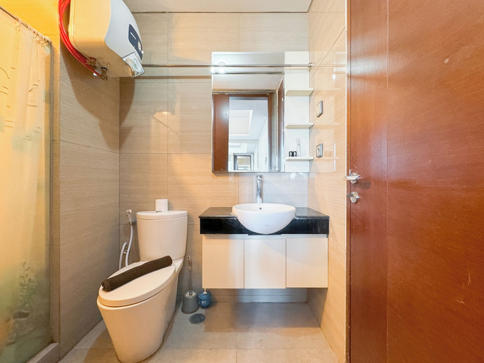 Bathroom 4, Good Location And Serene 2Br At Linden Apartment, Surabaya
