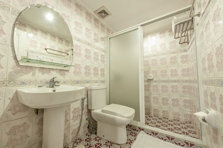 Bathroom 4, Oyster Plaza Hotel, Parañaque