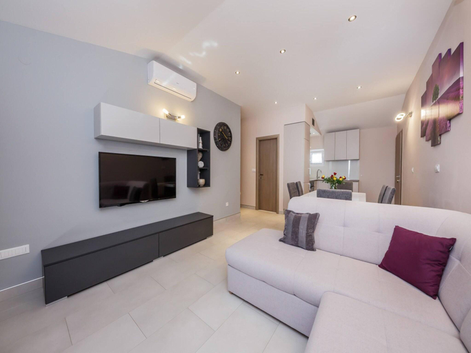 5, Two-bedroom Apartment Near Beach, Šibenik