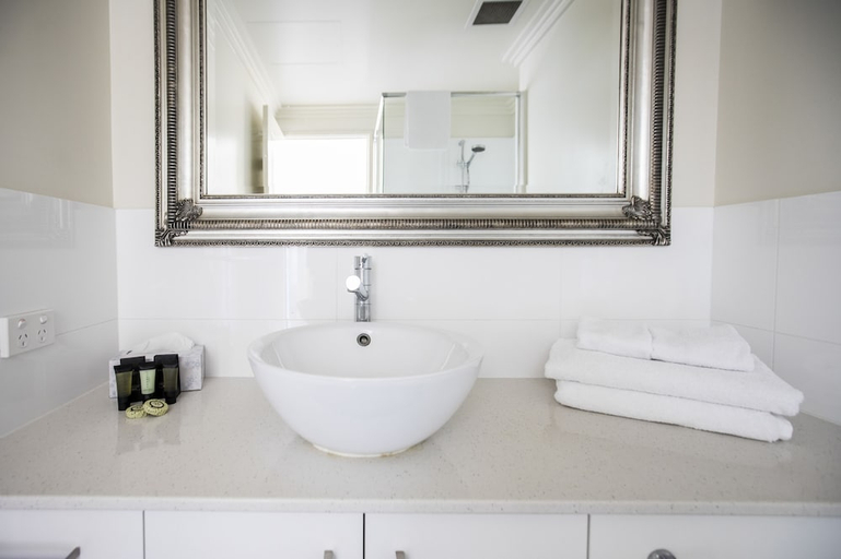 Bathroom 3, Zappeion Apartments, Perth