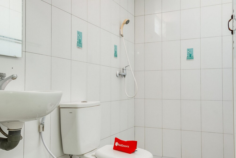 Bathroom 3, RedDoorz Plus Syariah @ Dharmahusada Surabaya, Surabaya