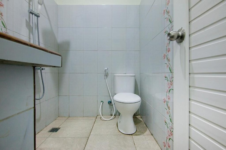 Bathroom, Hotel Wisata Samosir By Helocus, Samosir