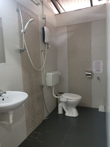 Bathroom 4, Sojourn Beds & Cafe - Hostel, Larut and Matang