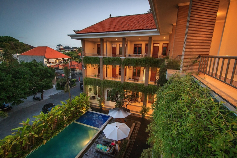 Exterior & Views