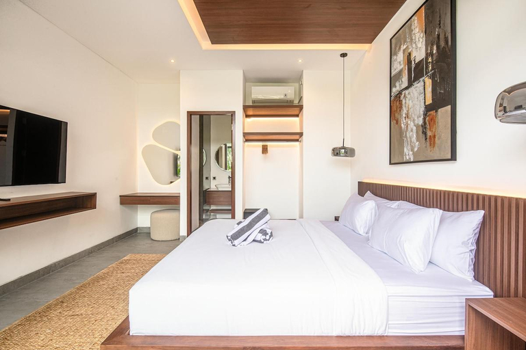 2, Serene 5-bedroom Villa 400 m From Batu Bolong, Badung