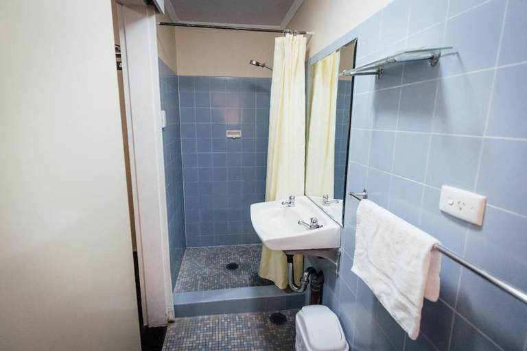 Bathroom, Shortland Budget Accommodation, Newcastle - Outer West