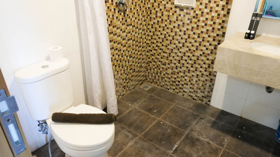 Bathroom 2, Spacious 2Br With Access To Mall At Aryaduta Residence Surabaya Apartment, Surabaya