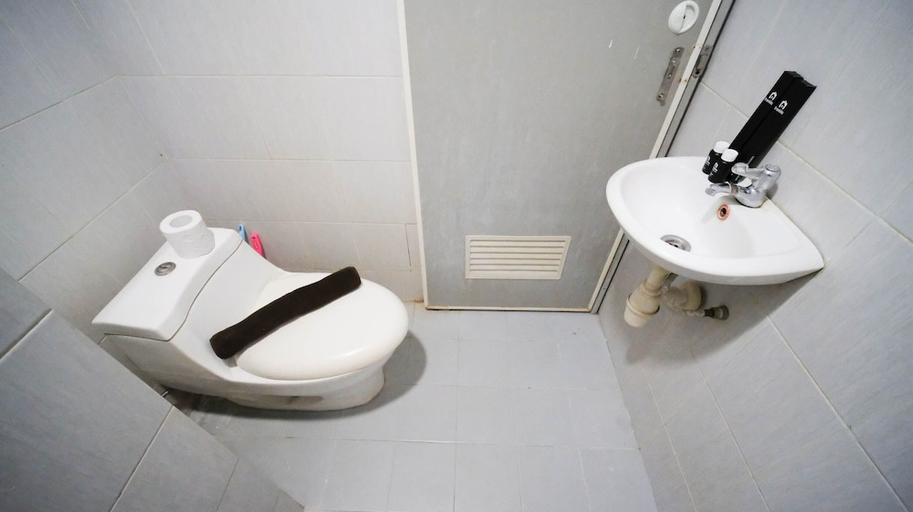 Bathroom 3, Homey Studio Apartment At Dian Regency, Surabaya
