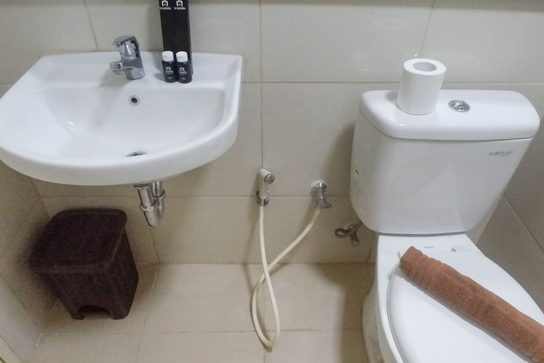 Bathroom 4, Enchanting Luxurious 2Br Apartment At Tanglin Supermall Mansion, Surabaya