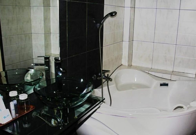 Bathroom, Cosmo Hotel, Jambi