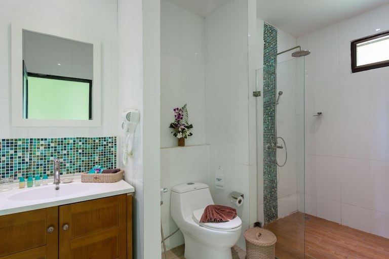 Bathroom 3, Phi Phi Long Beach Resort & Villa, Mueang Krabi