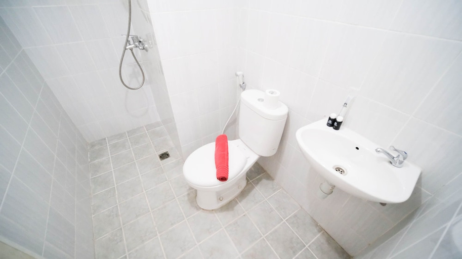 Bathroom 3, Cozy Living And Tidy 2Br At Puncak Dharmahusada Apartment, Surabaya
