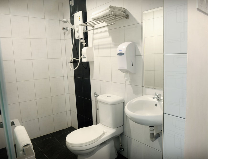 Bathroom, Brezza Hotel, Manjung