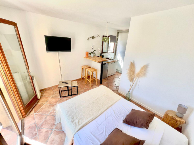 Bedroom, Séjour au coeur de ville avec jacuzzi et piscine, Var