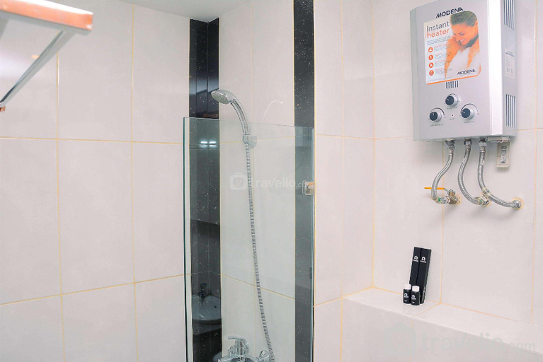 Bathroom, Modern 1BR at Grand Kamala Lagoon Apt By Travelio, Bekasi