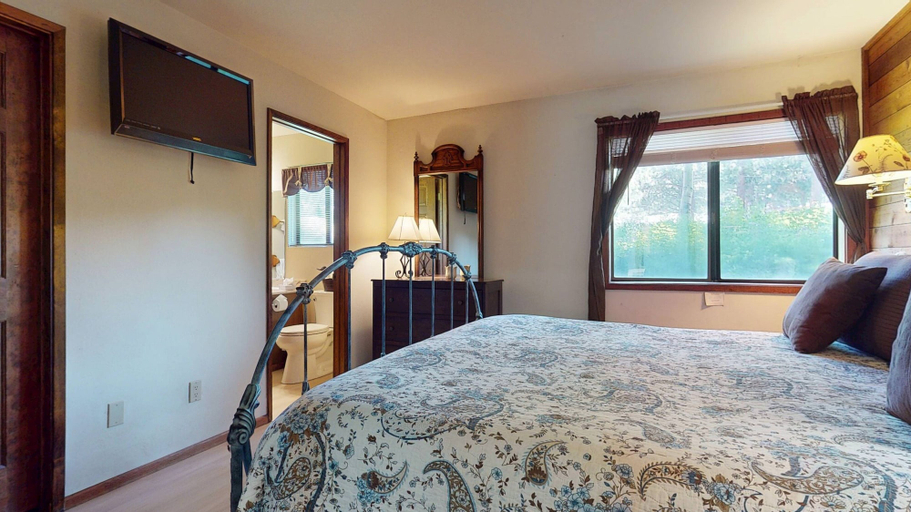 Room 4, Snowflower 81 Mountain Rustic with Great Complex Amenities, On The Shuttle Route by RedAwning, Mono