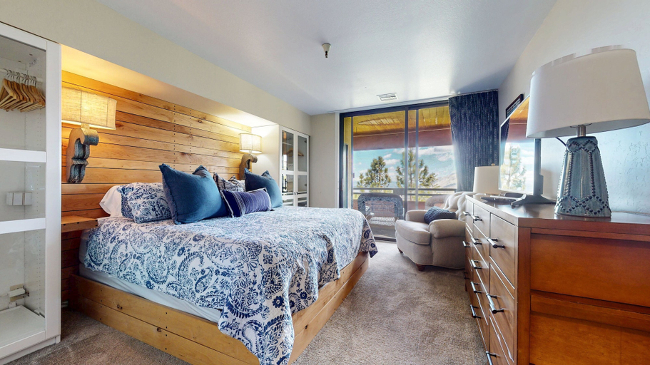 Room 2, Bridges #209 2 Bedroom Condo by RedAwning, Mono