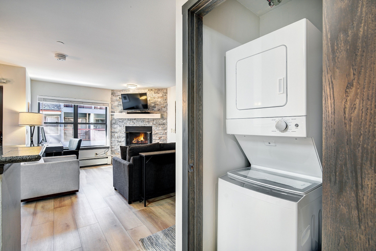 Interior 2, Steps to Mountain & Main St- 1 Bedroom 1 Condo, Summit