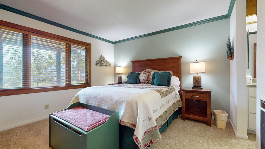 Room 4, Meadow Ridge 28 Spacious and Secluded, Private Washer Dryer, Close to Eagle by RedAwning, Mono