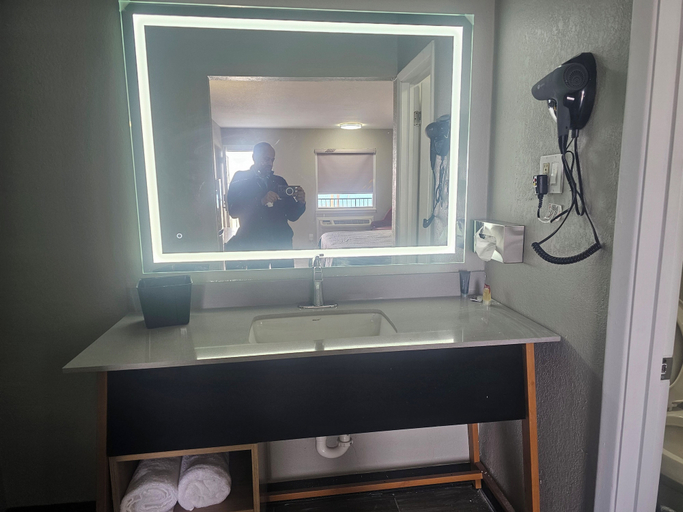 Bathroom 3, Super 8 by Wyndham Hobbs, Lea