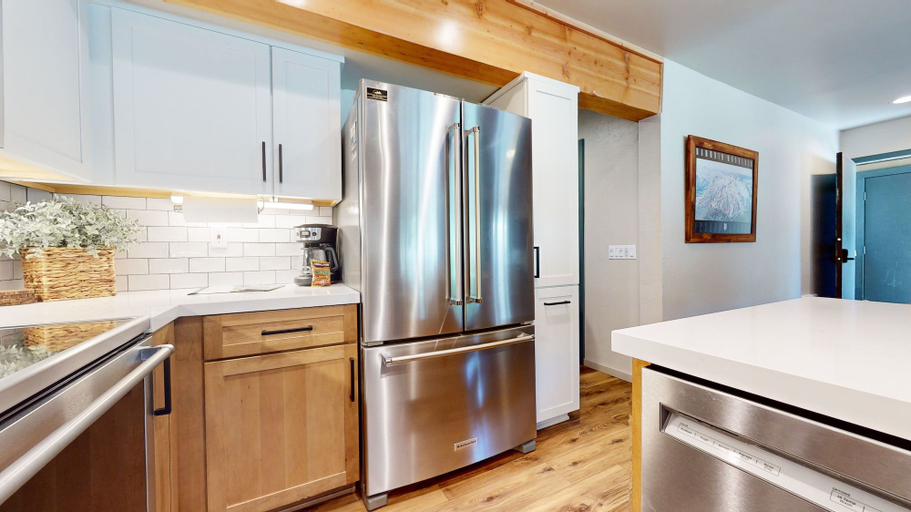 Private kitchen 2, Bigwood #45 2 Bedroom Condo by RedAwning, Mono