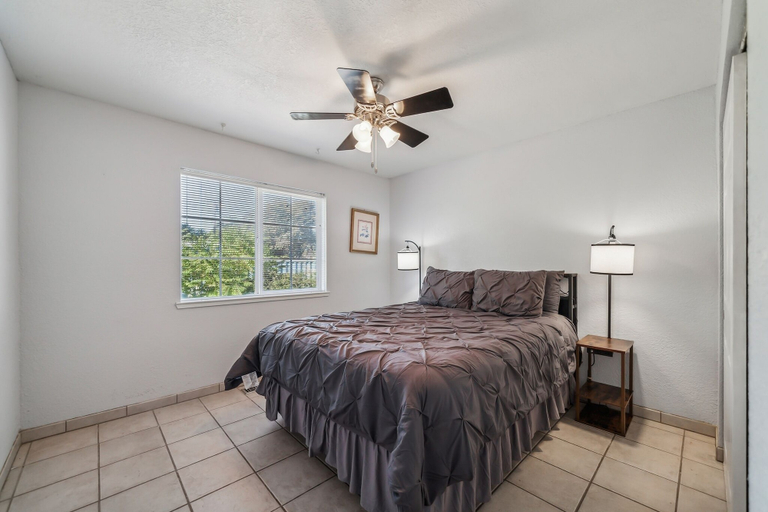 Room 5, Lakefront Home Private Boat Ramp, Clear Lake, Lake