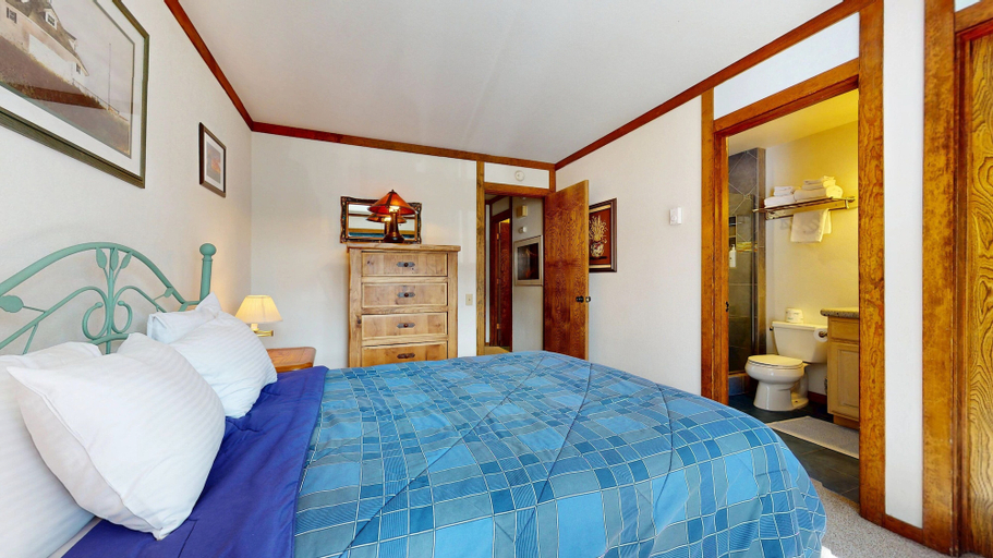 Room 4, Mammoth West 101 Updated Condo, Just A Short Walk to Canyon Lodge by RedAwning, Mono