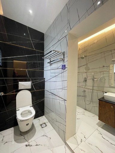 Bathroom 4, Suthanthira Stay Inn, Dindigul