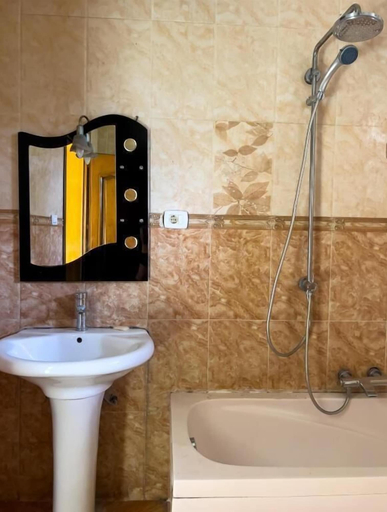 Bathroom 5, Mad Vervet Hostel - Addis, Addis Abeba