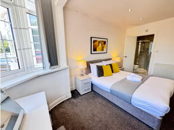 Room 5, Ox Heathrow Stay, London