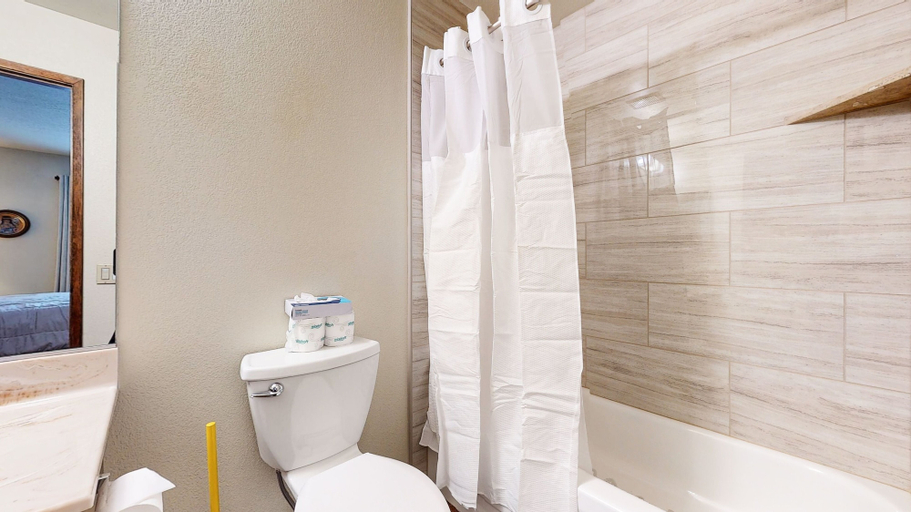 Bathroom 4, Snowflower #87 2 Bedroom Condo by RedAwning, Mono