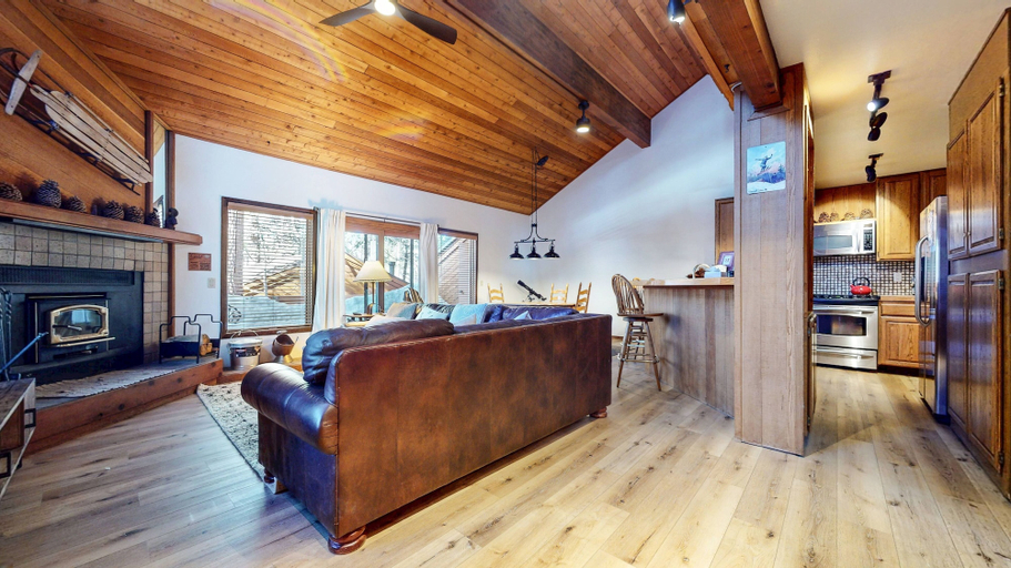 Living area 4, Tennis Village 14 Pet-Friendly, Spacious, Comfortable, Great Complex Amenities by RedAwning, Mono