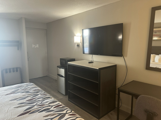 Room 5, Red Roof Inn Media, PA, Delaware