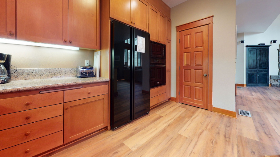 Private kitchen 2, Timbers #27 4 Bedroom Townhouse by RedAwning, Mono