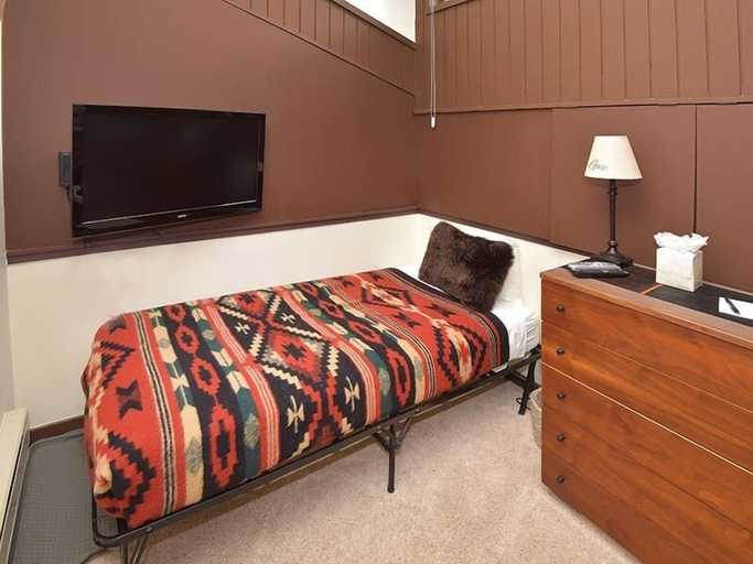 Room 2, Vantage Point 210 3 Bedroom Condo by RedAwning, Eagle