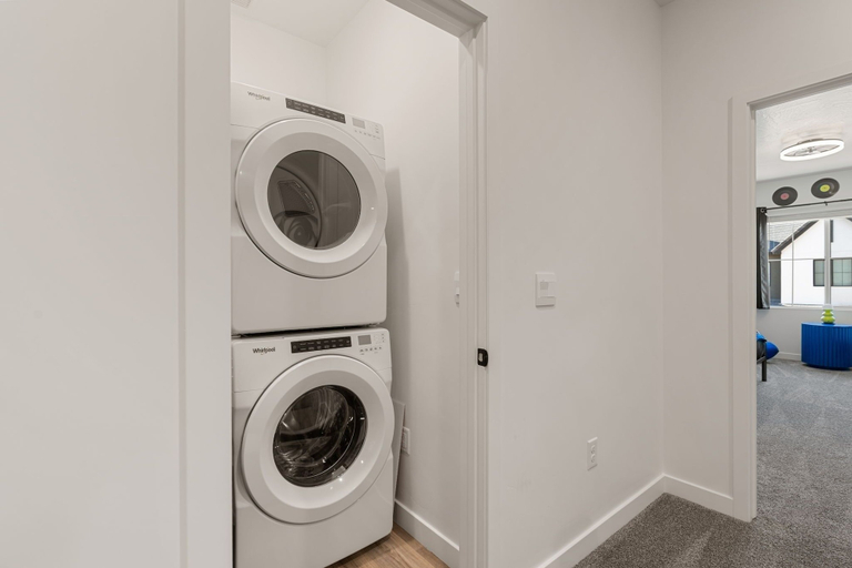 Interior 4, Chill And Grill Getaway 4 Bedroom Townhouse, Washington