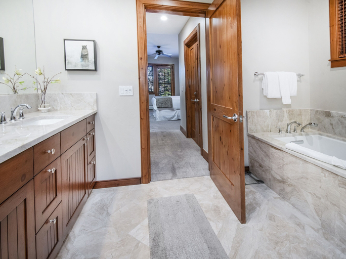 Bathroom 4, Bearpaw D1 4 Bedroom Condo by RedAwning, Eagle