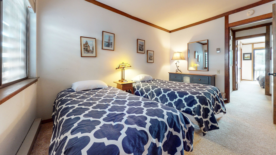 Room 3, Mammoth West 101 Updated Condo, Just A Short Walk to Canyon Lodge by RedAwning, Mono