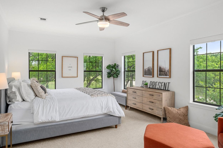 Room 2, 50 Acre Countryside Haven W/ Hiking Trails, Arcade & Pool by RedAwning, Somervell
