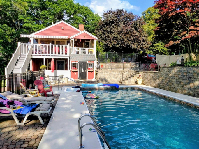 Pool, Coastal Comfort With Stunning Harbor Views 3 Bedroom Home, Plymouth