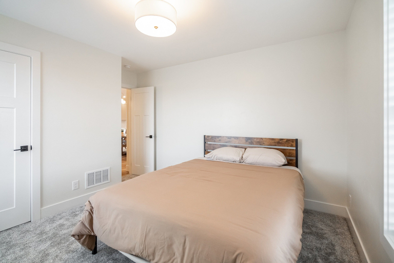 Room 3, Hidden Treasure Retreat W/hot Tub & River Access 6 Bedroom Home, Bingham